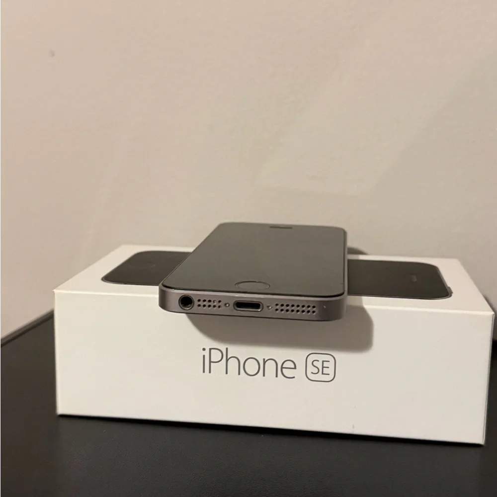 Apple iPhone SE Black and Silver